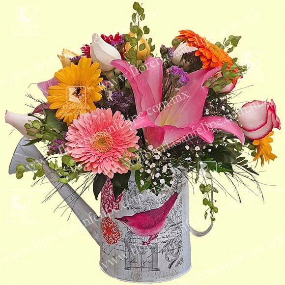 Regadera Grande Vintage con Rosas, Gerberas y Lilis
